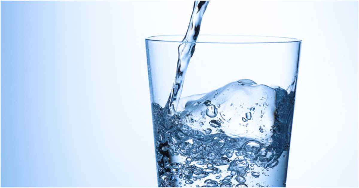 গ্লাসে ঢালা স্বচ্ছ পানি। ছবি: হার্ভার্ড হেলথ